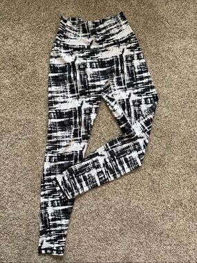 BuffBunny Black & White Abstract Print High-Rise Leggings
